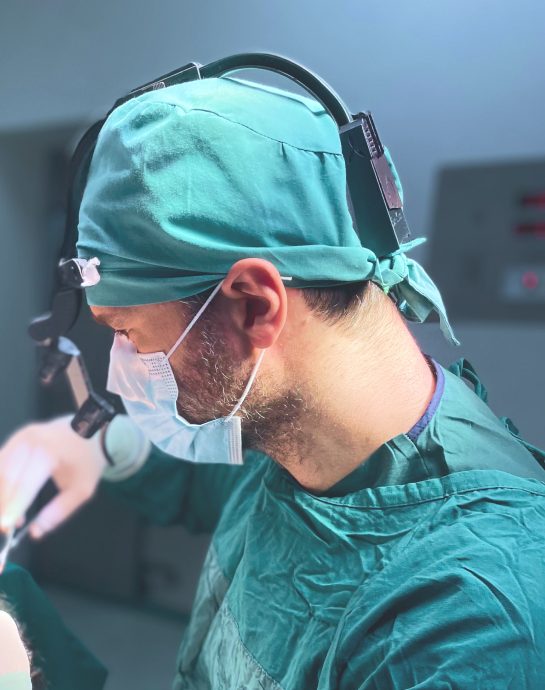 Truself Health Group partner surgeon in the operating room, Istanbul